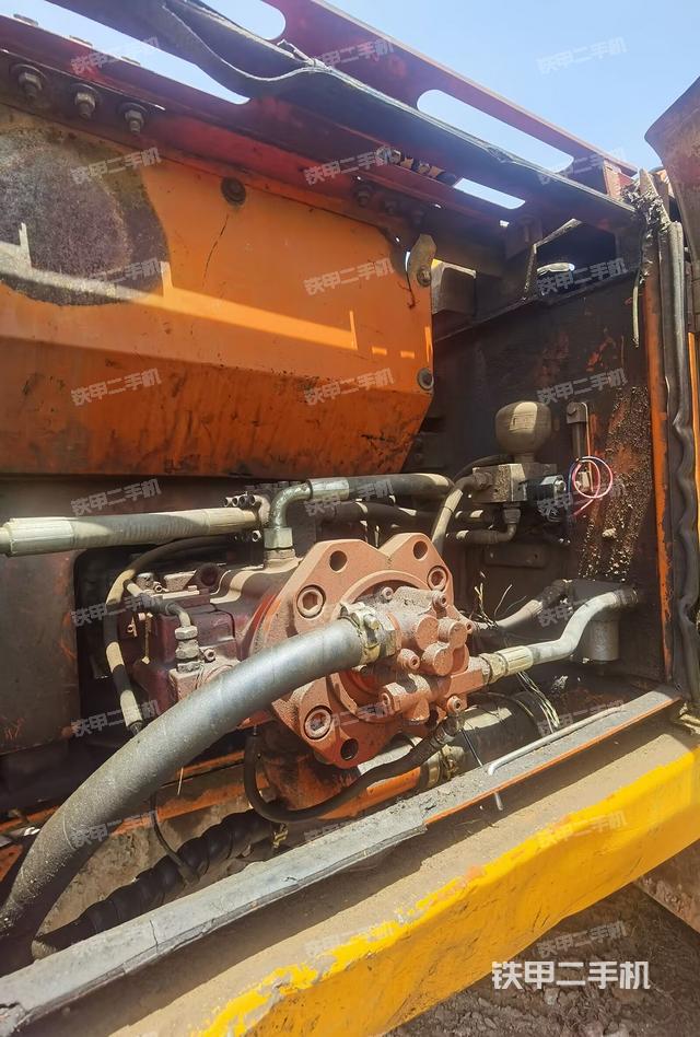 液压泵舱室正面整体（整机外观）