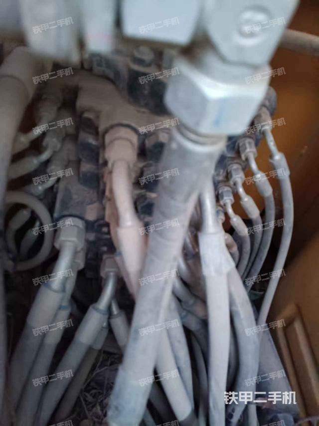 回转马达和主控阀(整机外观) 回转马达和主控阀(整机外观)