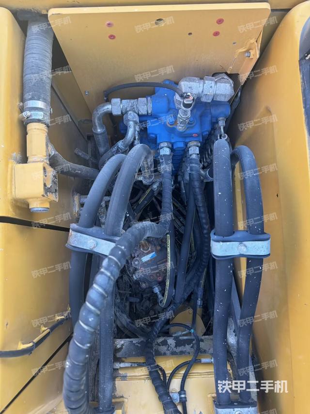 回轉(zhuǎn)馬達(dá)和主控閥（整機(jī)外觀）