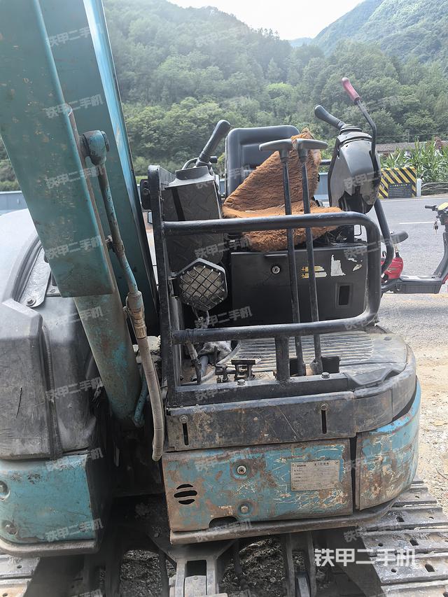 驾驶室顶部（整机外观）