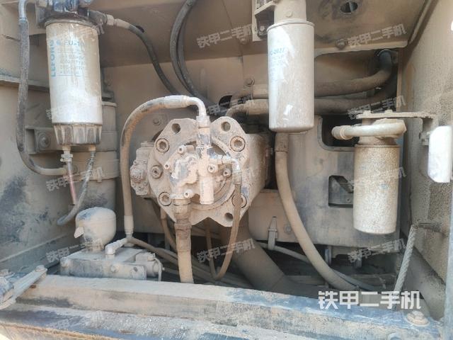 液压泵舱室正面整体（整机外观）