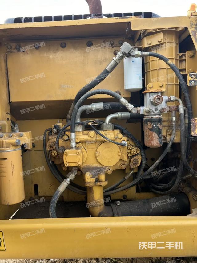 液压泵舱室正面整体（整机外观）