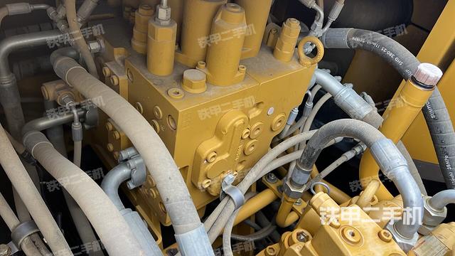 回转马达和主控阀(整机外观) 回转马达和主控阀(整机外观)