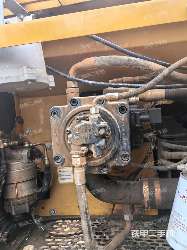 液压泵舱室正面整体（整机外观）