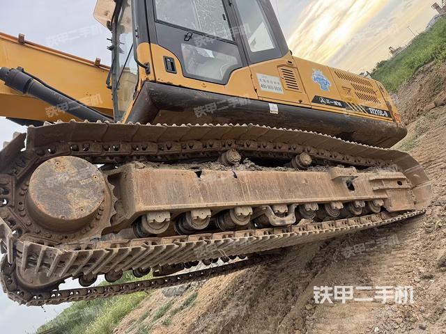 单侧履带整体(整机外观) 单侧履带整体(整机外观)