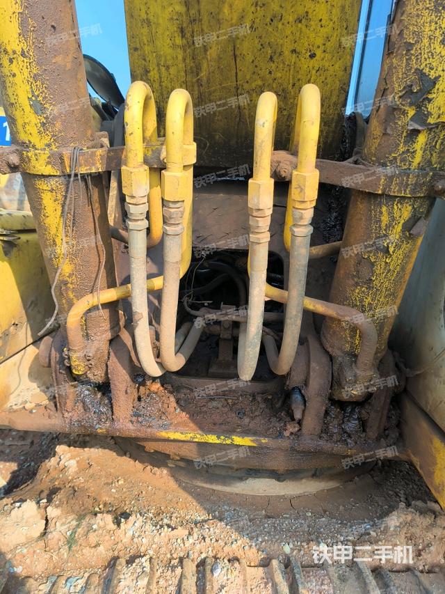 大臂油缸整体 竖拍（工作和回转装置）