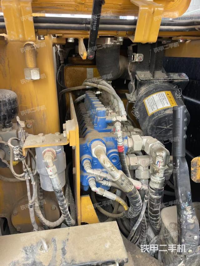 回转马达和主控阀（整机外观）