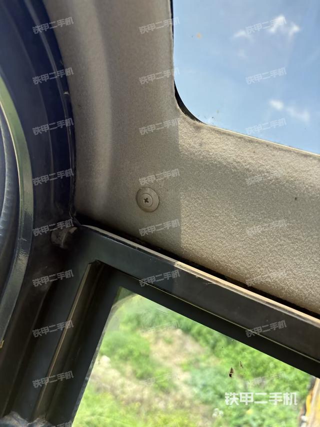 行走控制手柄和踏板 俯拍（驾驶室部分）