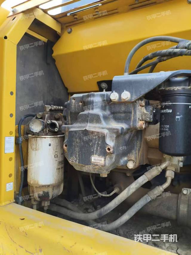 液压泵舱室正面整体（整机外观）