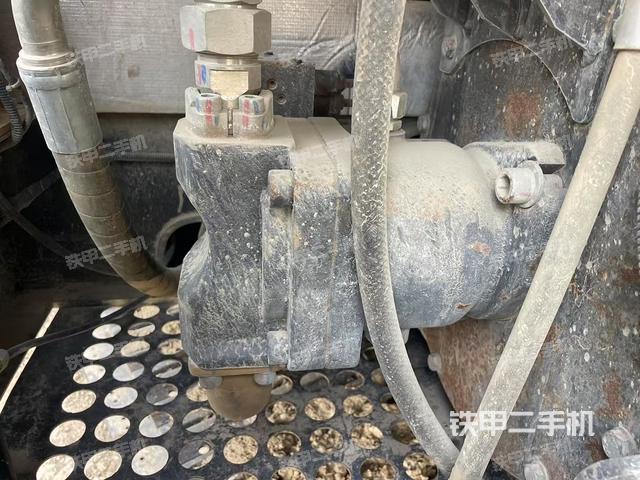 液压泵舱室正面整体（整机外观）