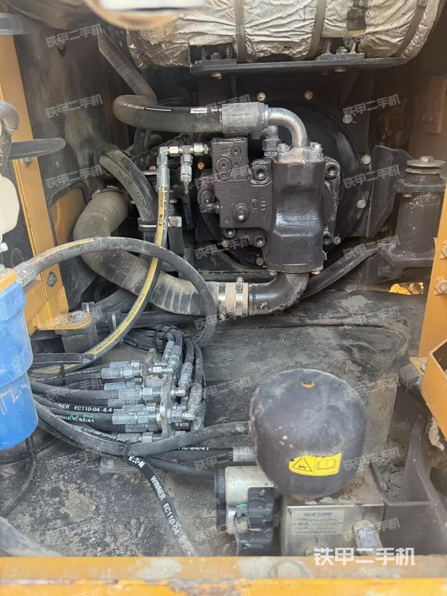 液壓泵艙室正面整體（整機(jī)外觀）