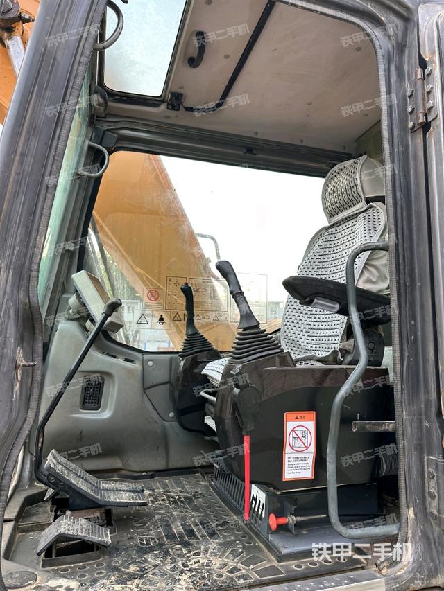 驾驶室整体(整机外观) 驾驶室整体(整机外观)