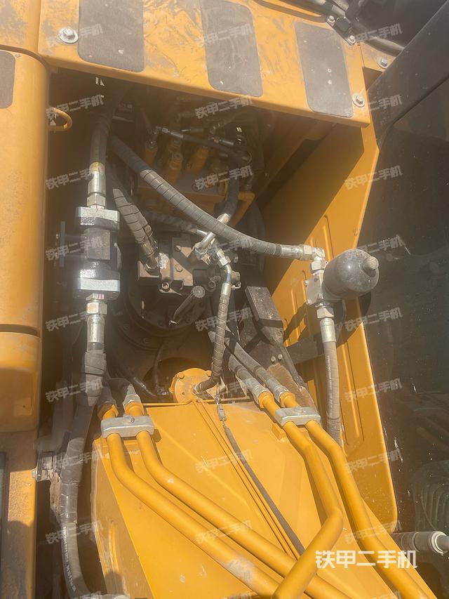 回转马达和主控阀（整机外观）