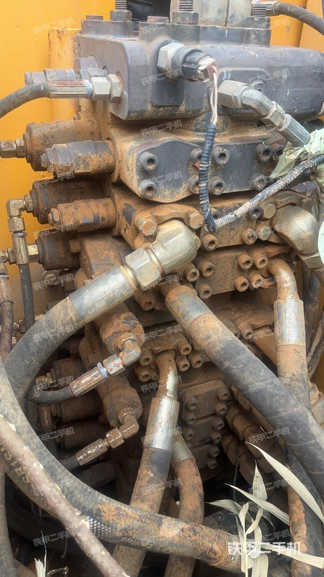 回转马达和主控阀（整机外观）