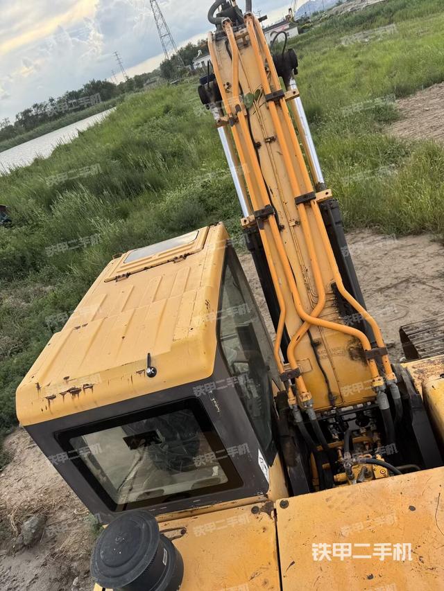 驾驶室顶部(整机外观) 驾驶室顶部(整机外观)