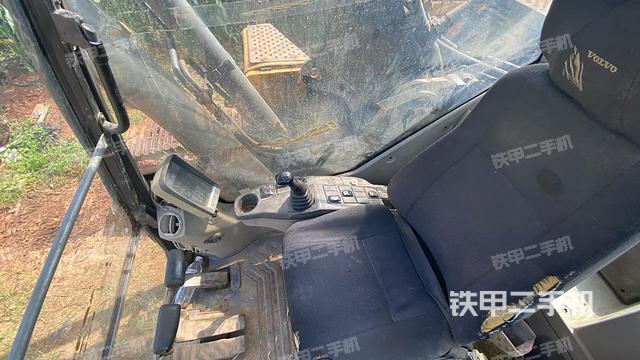 行走控制手柄和踏板 俯拍（驾驶室部分）