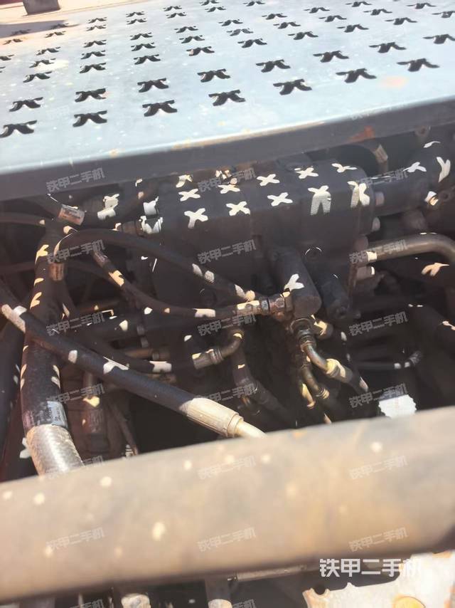 回转马达和主控阀（整机外观）