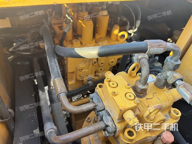 回转马达和主控阀(整机外观) 回转马达和主控阀(整机外观)