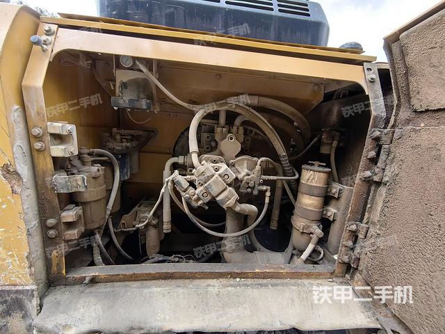 液压泵舱室正面整体（整机外观）