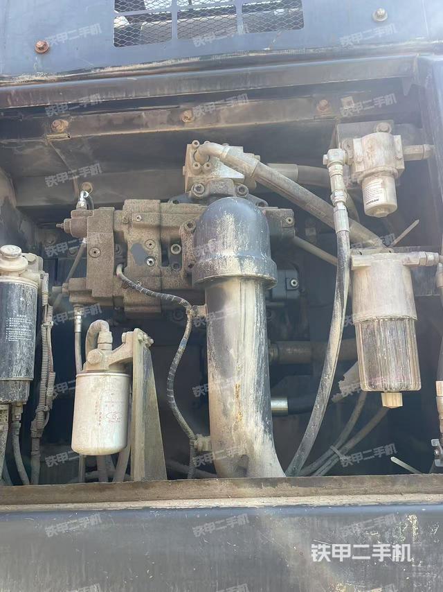 液压泵舱室正面整体（整机外观）