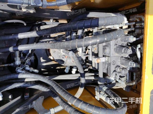 回轉(zhuǎn)馬達(dá)和主控閥（整機(jī)外觀）