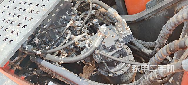 回转马达和主控阀（整机外观）