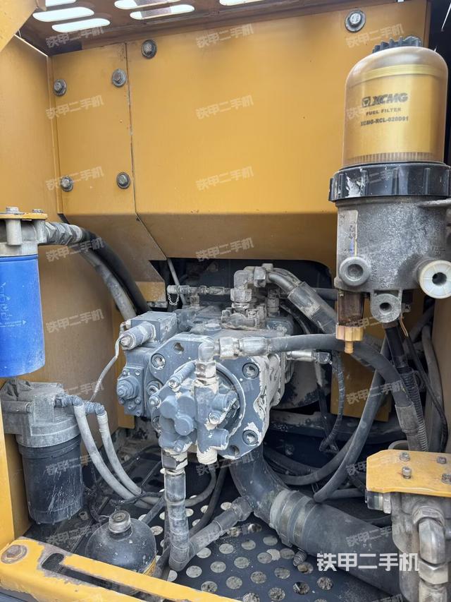 液压泵舱室正面整体（整机外观）