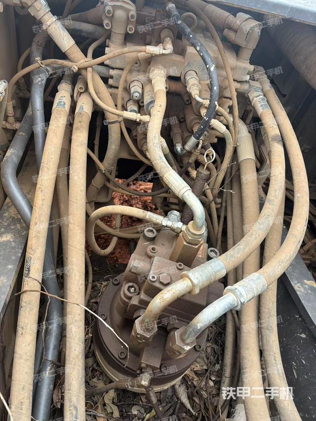 回转马达和主控阀（整机外观）