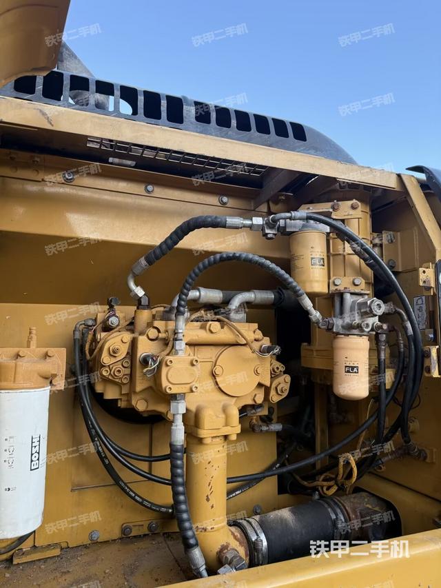 液压泵舱室正面整体（整机外观）