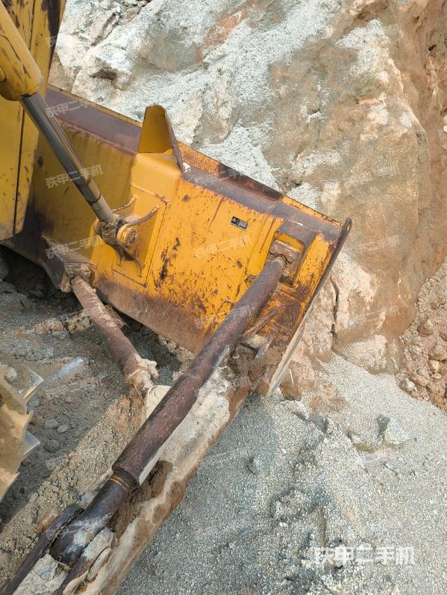 左侧履带全景（推土机底盘及工作装置）