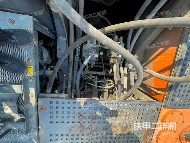 回转马达和主控阀（整机外观）