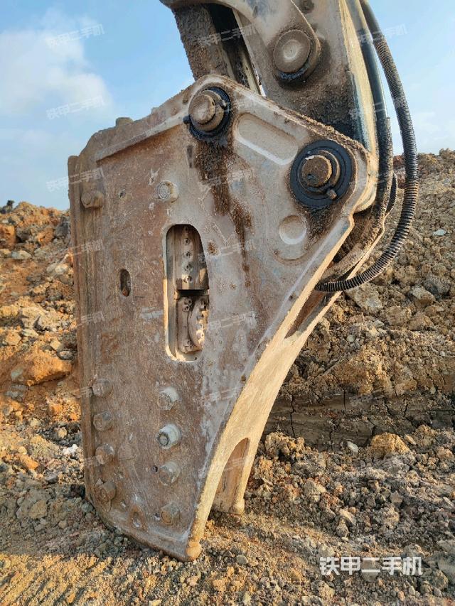 鏟斗右后整體(工作和回轉(zhuǎn)裝置) 鏟斗右后整體(工作和回轉(zhuǎn)裝置)