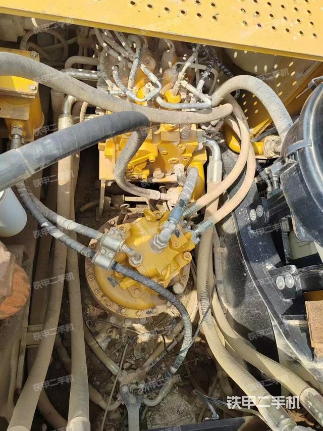 回转马达和主控阀（整机外观）