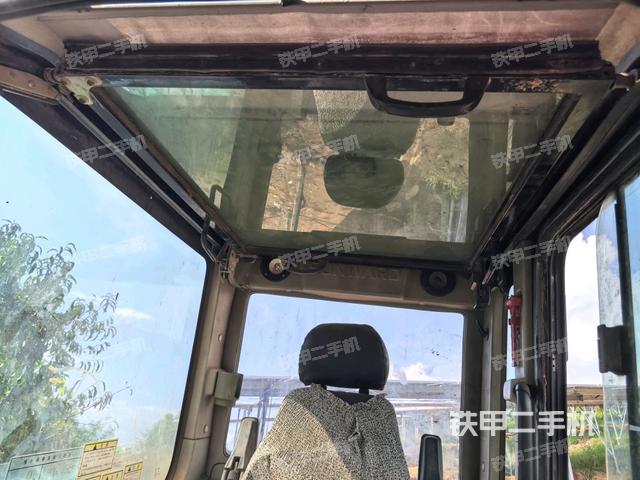 驾驶室正侧(驾驶室部分)  驾驶室正侧(驾驶室部分)