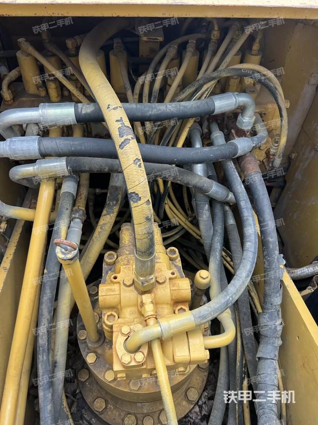 回转马达和主控阀（整机外观）