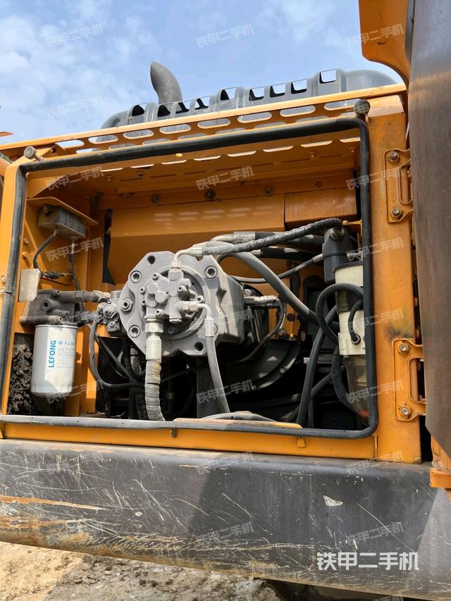 液压泵舱室正面整体(整机外观) 液压泵舱室正面整体(整机外观)