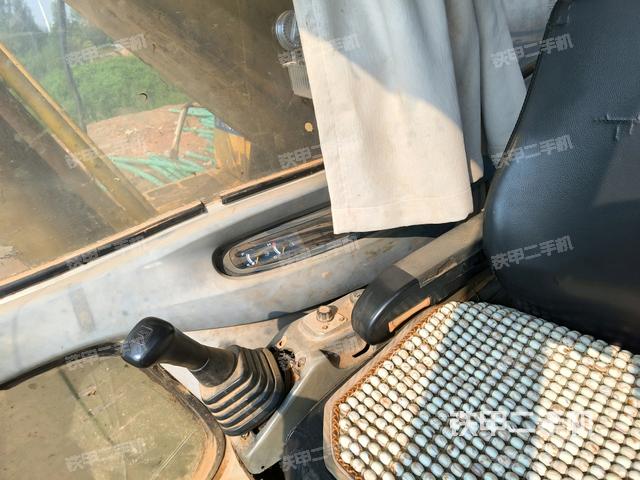 行走控制手柄和踏板 俯拍（驾驶室部分）