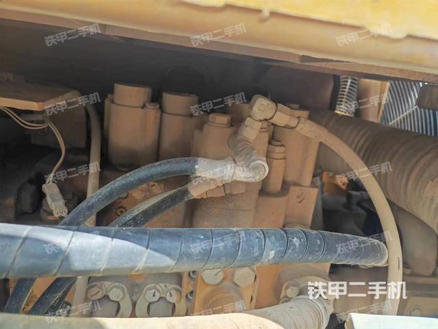 回转马达和主控阀（整机外观）