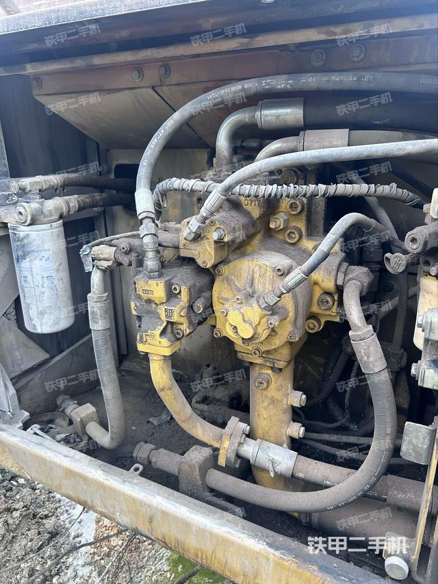 液压泵舱室正面整体（整机外观）