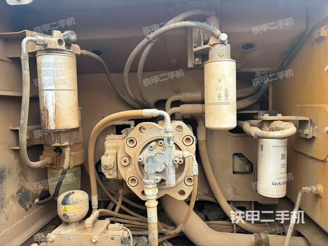 液压泵舱室正面整体（整机外观）