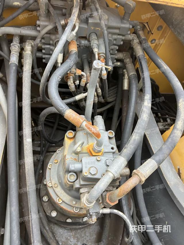 回转马达和主控阀（整机外观）