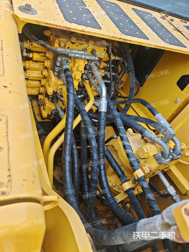 回转马达和主控阀（整机外观）