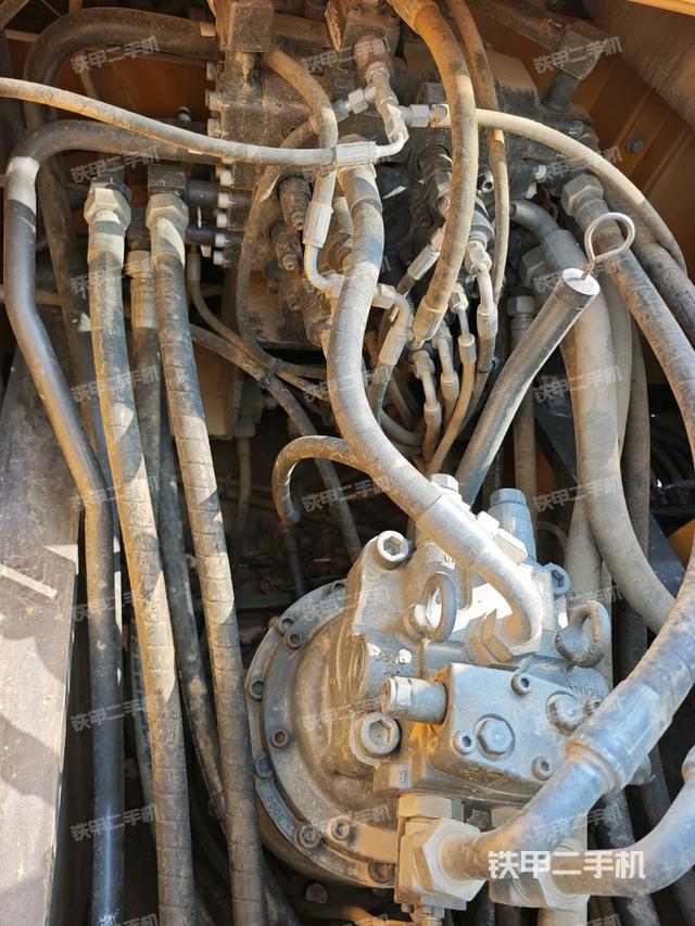 回轉(zhuǎn)馬達(dá)和主控閥（整機(jī)外觀）