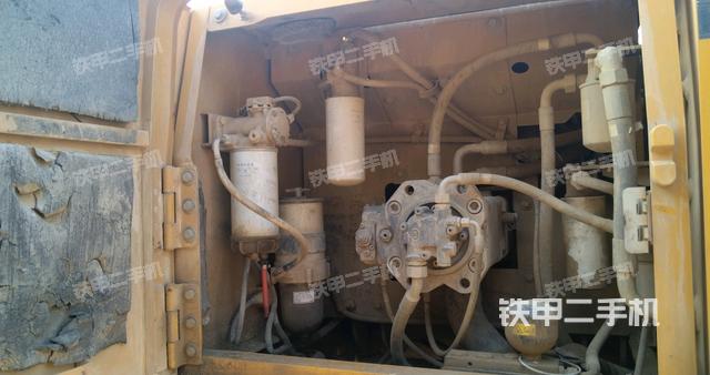 液压泵舱室正面整体（整机外观）