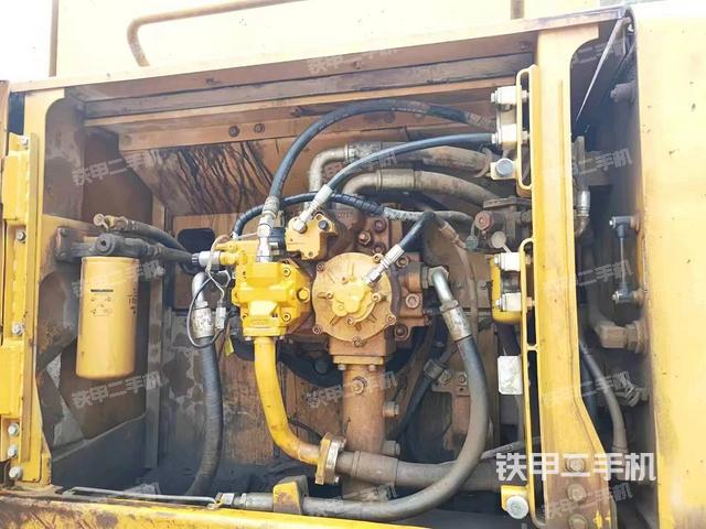 液压泵舱室正面整体（整机外观）