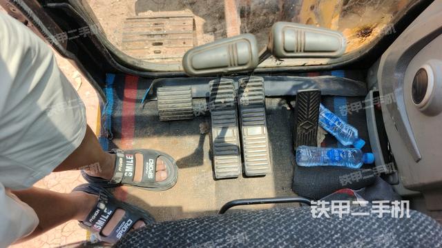 行走控制手柄和踏板?俯拍（駕駛室部分）