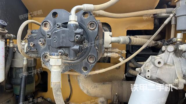 液压泵舱室正面整体(整机外观) 液压泵舱室正面整体(整机外观)