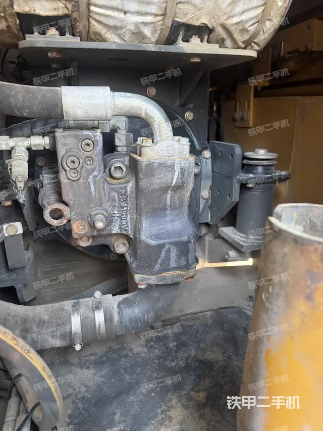 液压泵舱室正面整体（整机外观）