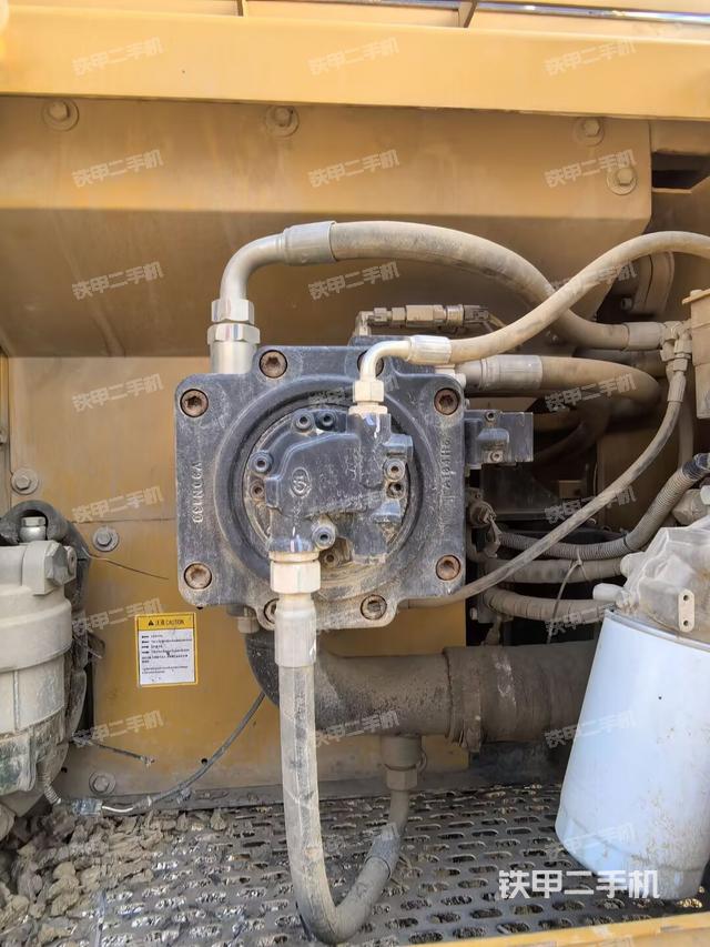 液压泵舱室正面整体（整机外观）