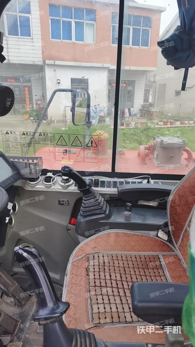 驾驶室整体(整机外观) 驾驶室整体(整机外观)